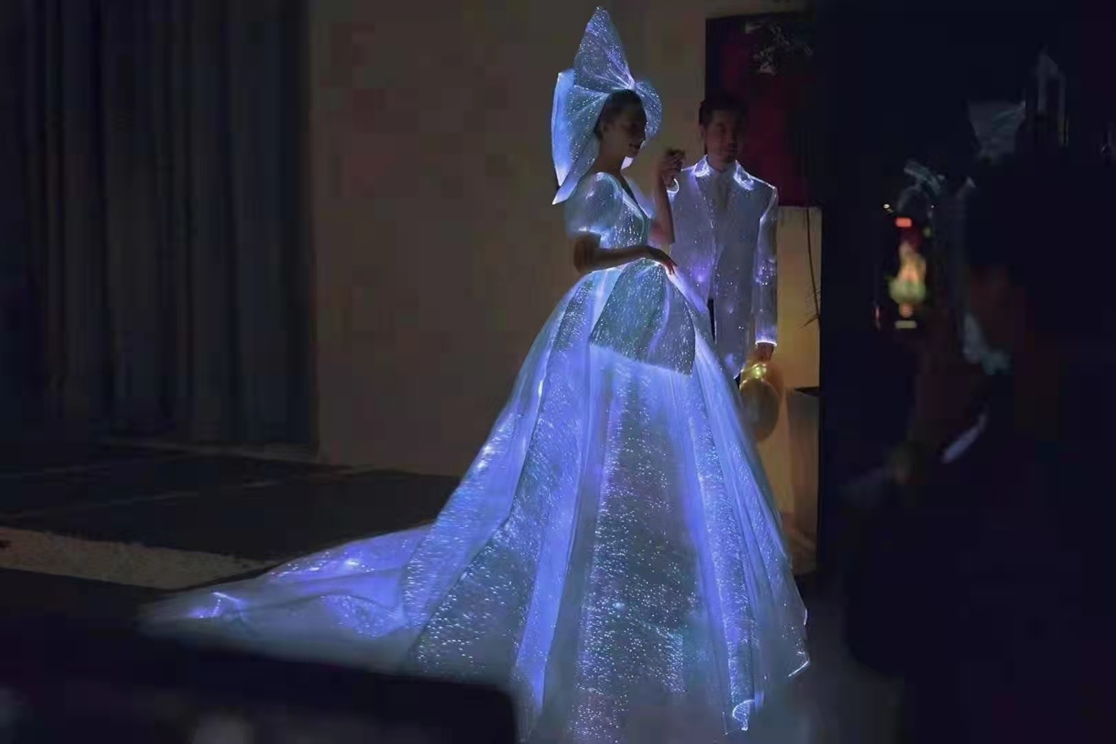 青岛发光婚纱